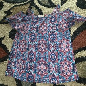 •Peek-a-boo shoulders •Youth XL